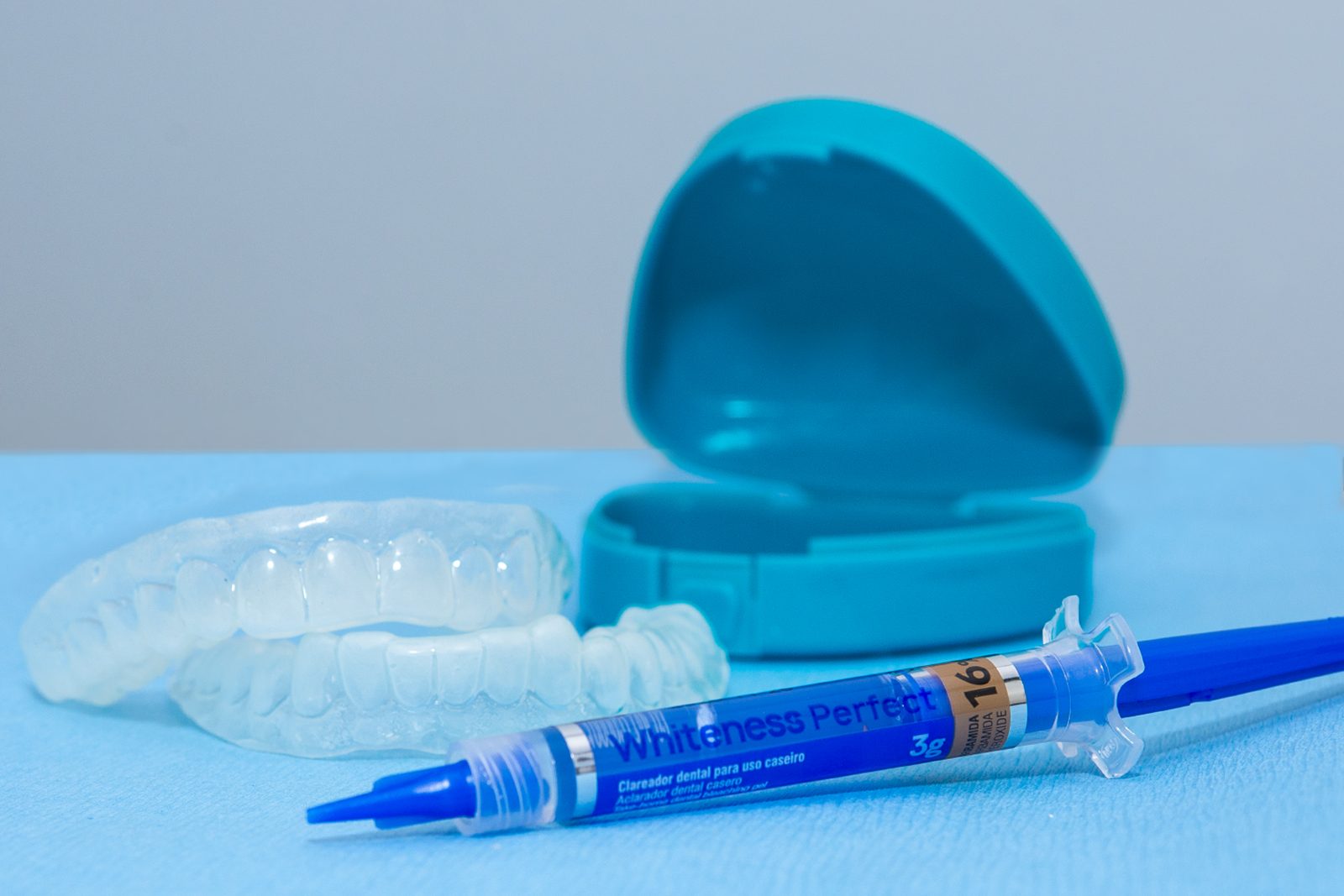 Cubetas de blanqueamiento hechas a la medida, con las jeringas de gel y su estuche
