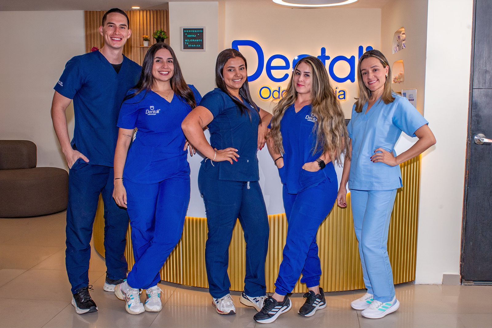 Equipo de odontólogos y auxiliares de una clínica Dentali, en la recepción