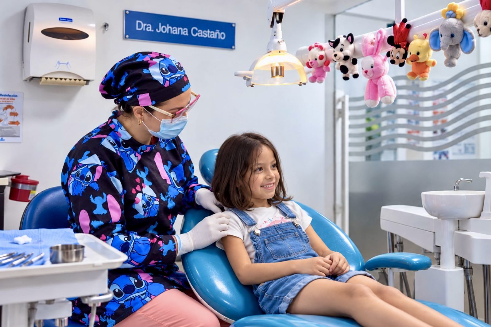 Niña sentada en el sillón durante su consulta con la odontopediatra