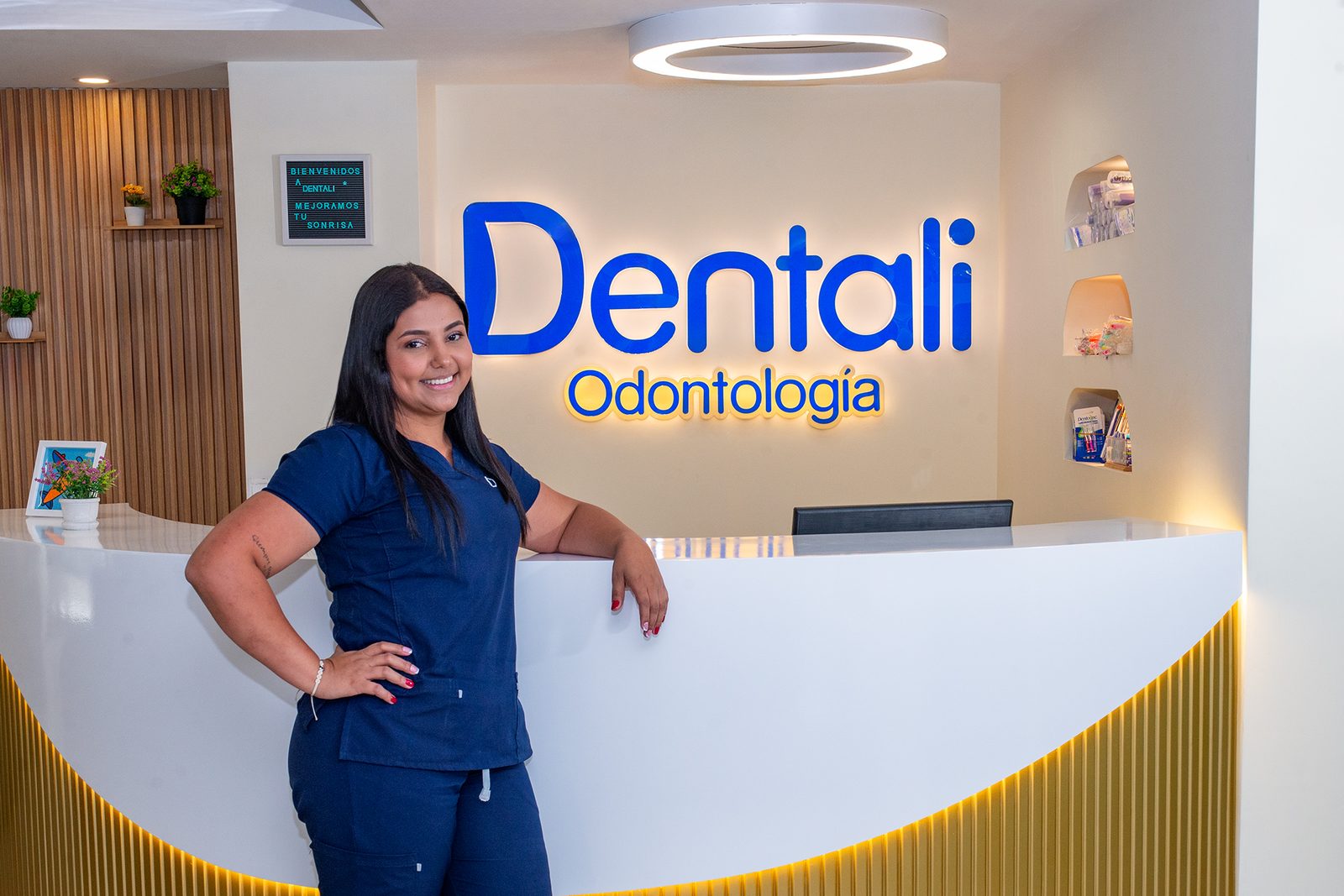 Recepción de una clínica Dentali, con una auxiliar atendiendo