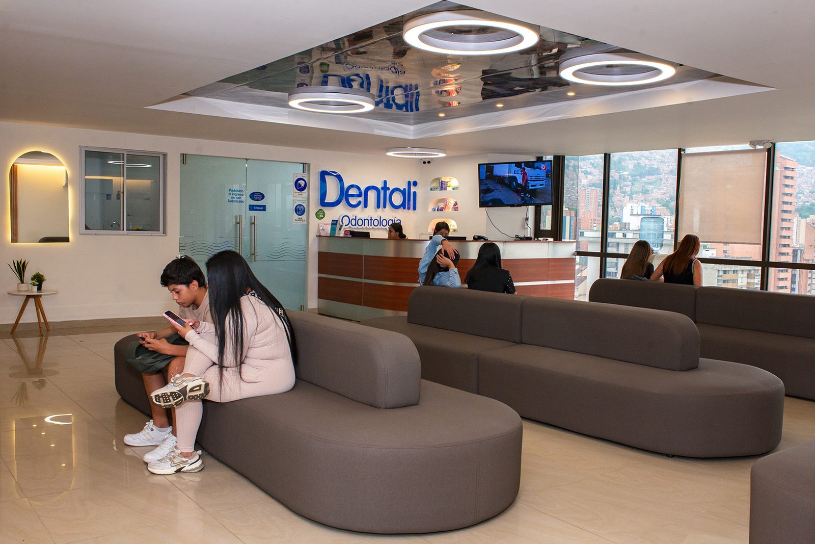 Sala de espera de una clínica Dentali con pacientes esperando su cita