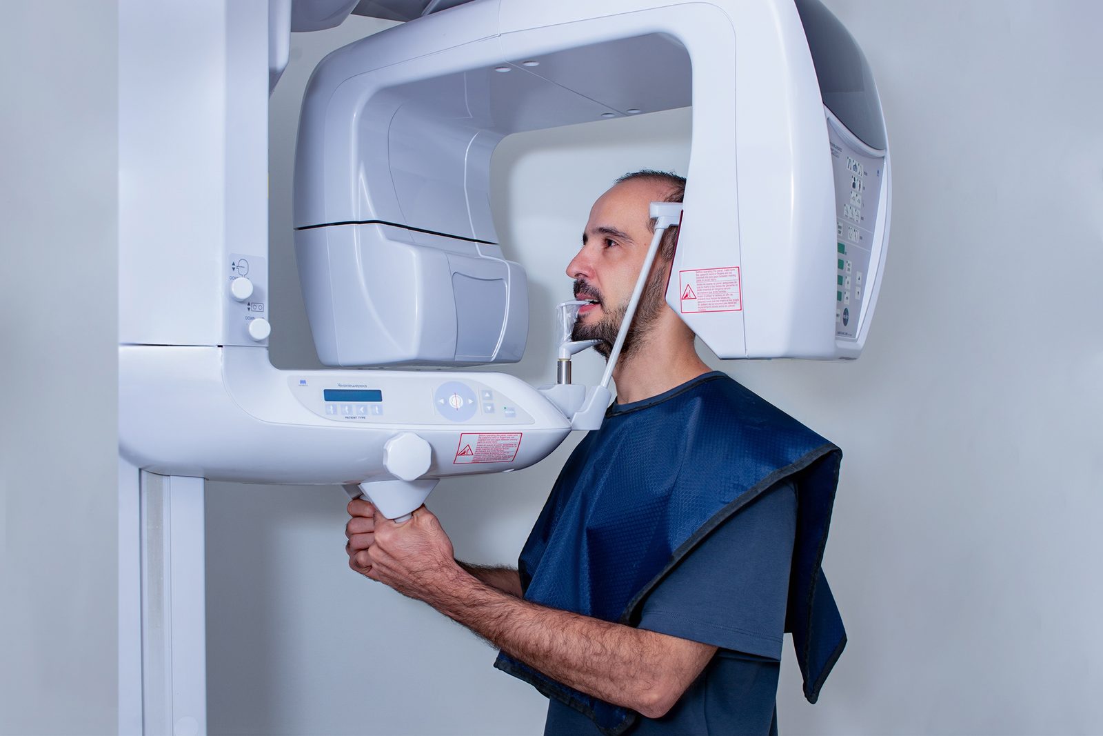Paciente colocado en el equipo de radiografía panorámica de una sede de Dentali